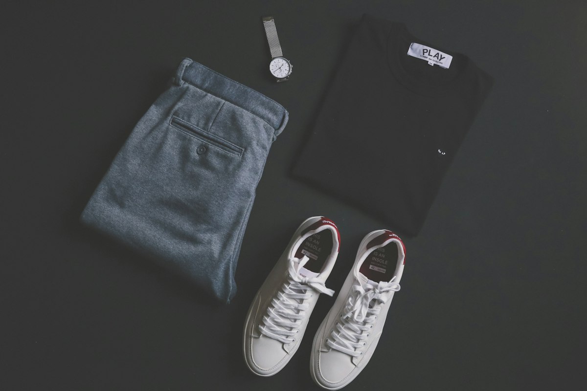 Denim ve sneaker kombini